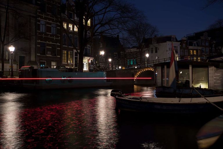 Foto van Amsterdamse gracht met lange sluitertijd