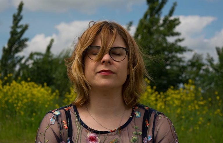 Foto van mediterende vrouw in de natuur