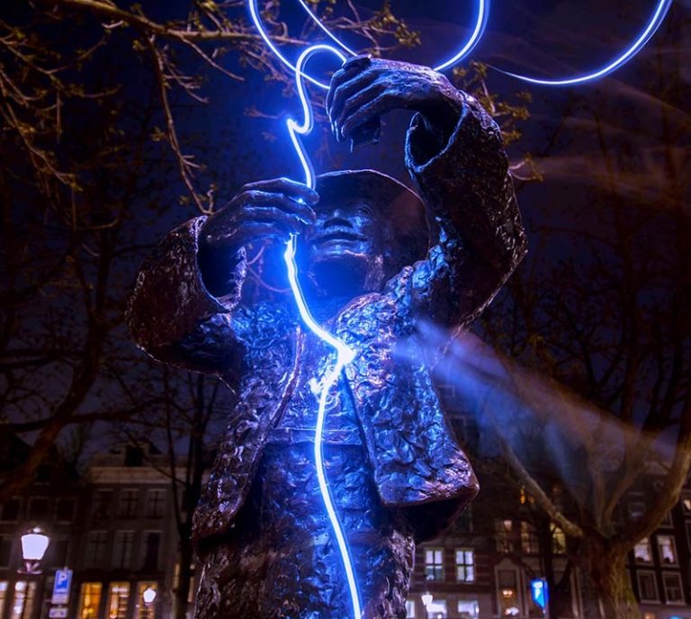 Foto van een magier met licht